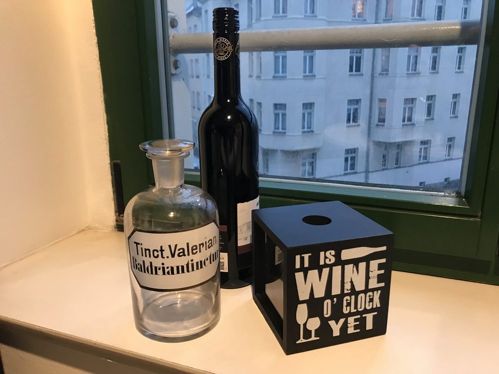 Fensterbank mit Deko und Blick auf die Straße