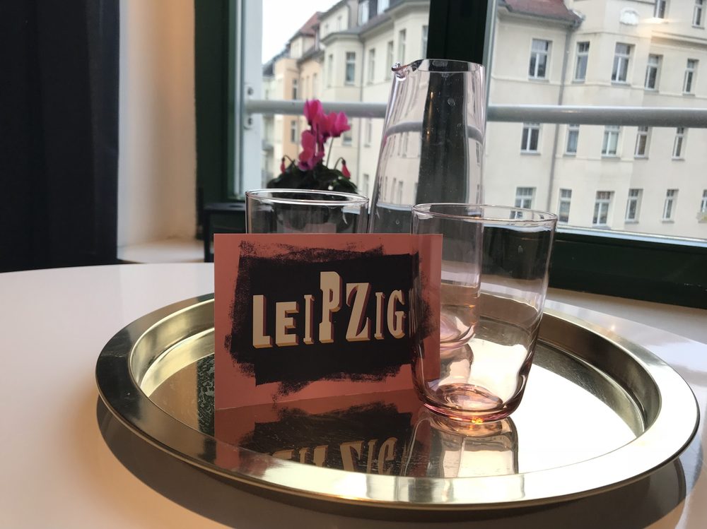 Willkommensgruß mit Leipzig-Karte am Fenster