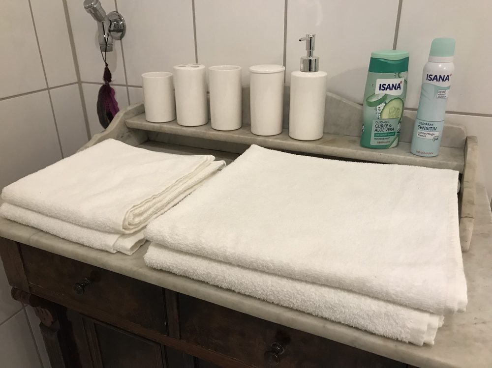 Frische Handtücher und Pflegeprodukte im Bad