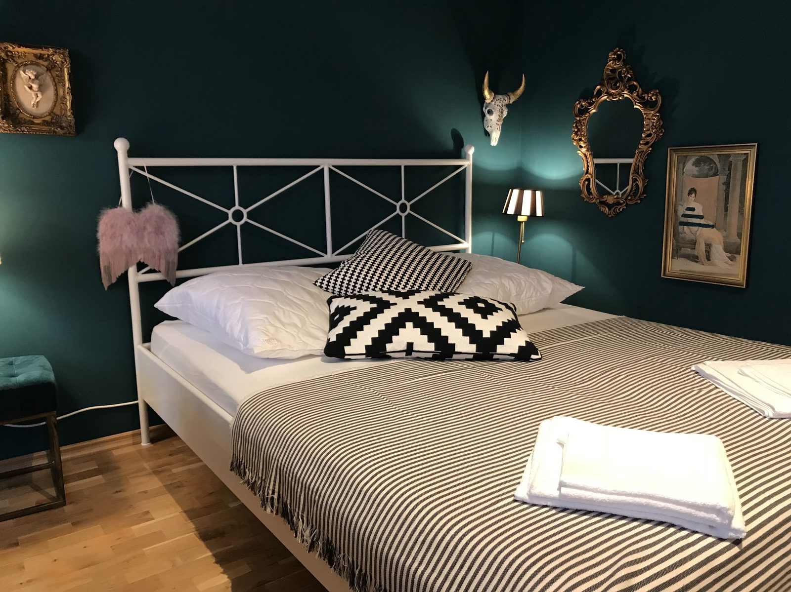 Bett mit gemustertem Kissen