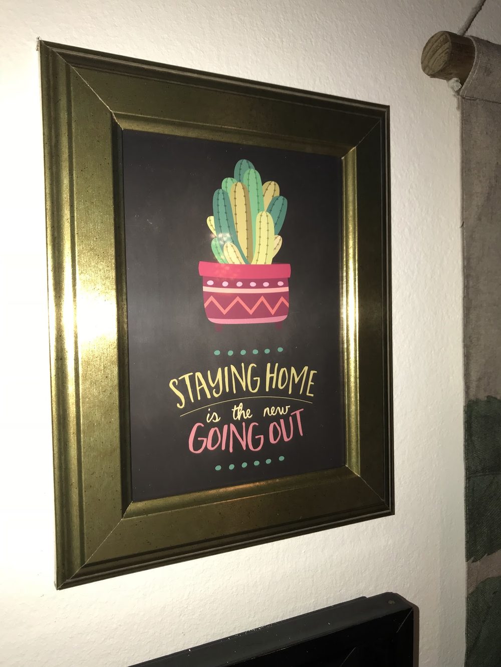 Bilderwand mit gerahmten Kunstdrucken