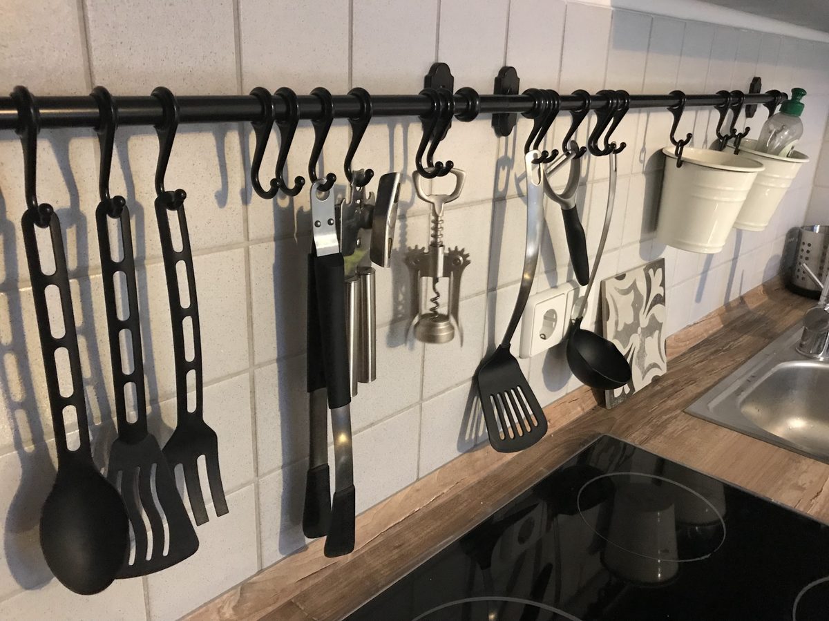 Küchenutensilien an einer Wandleiste
