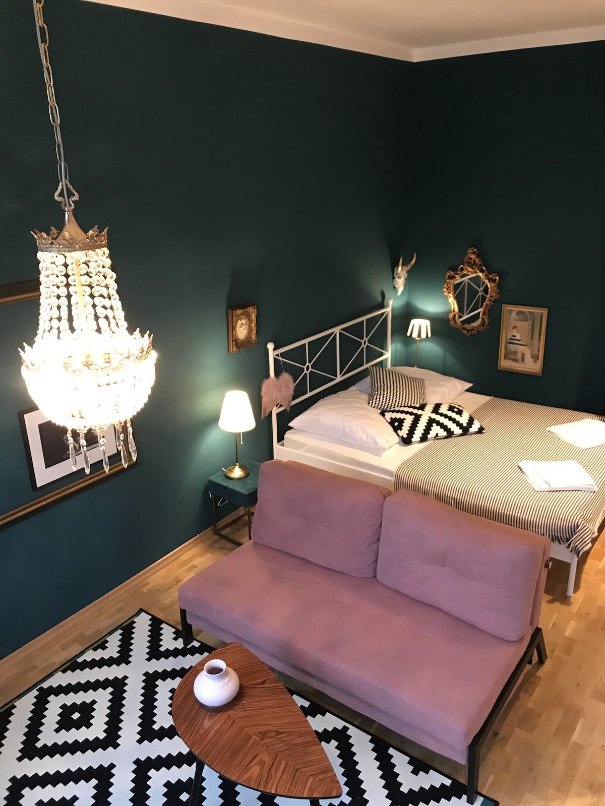 Schlafbereich mit Sofa und Beistelltisch