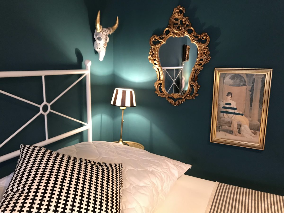 Ecke mit Wandspiegel und Deko