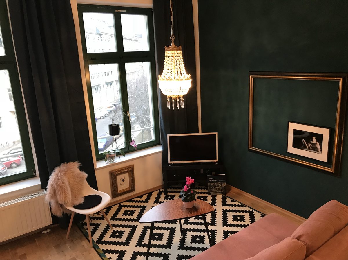 Wohnbereich mit Sessel und Kronleuchter