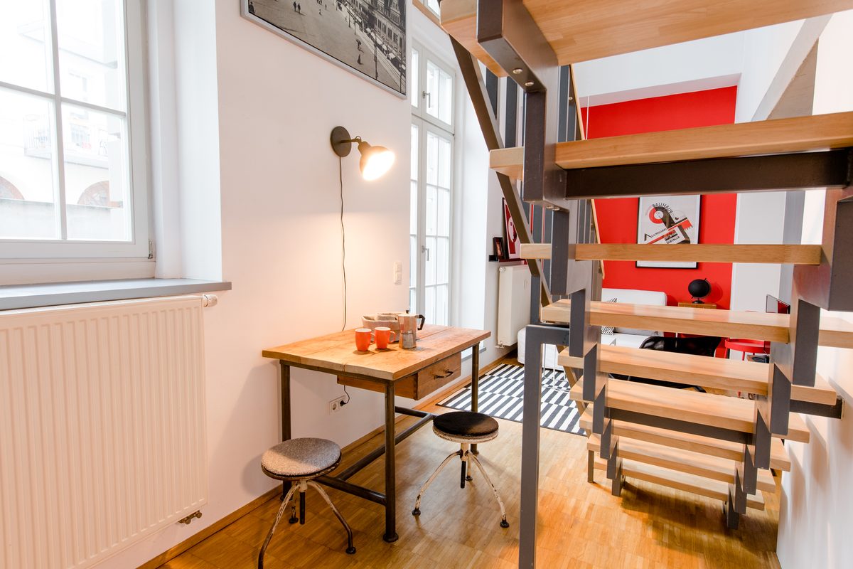 Arbeitsecke mit Holztisch und Hockern