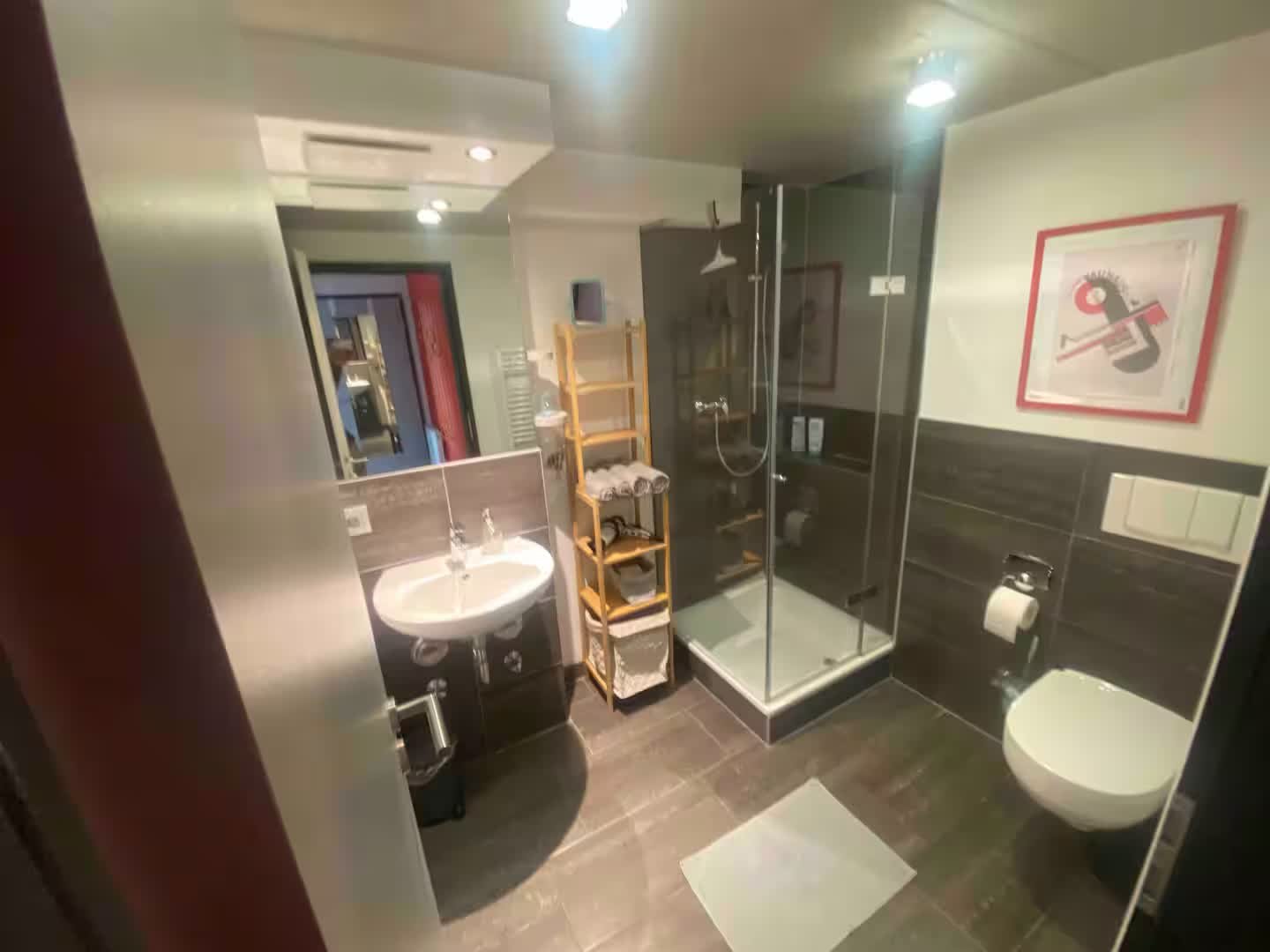 Bad mit Regendusche, Handtuchregal und WC