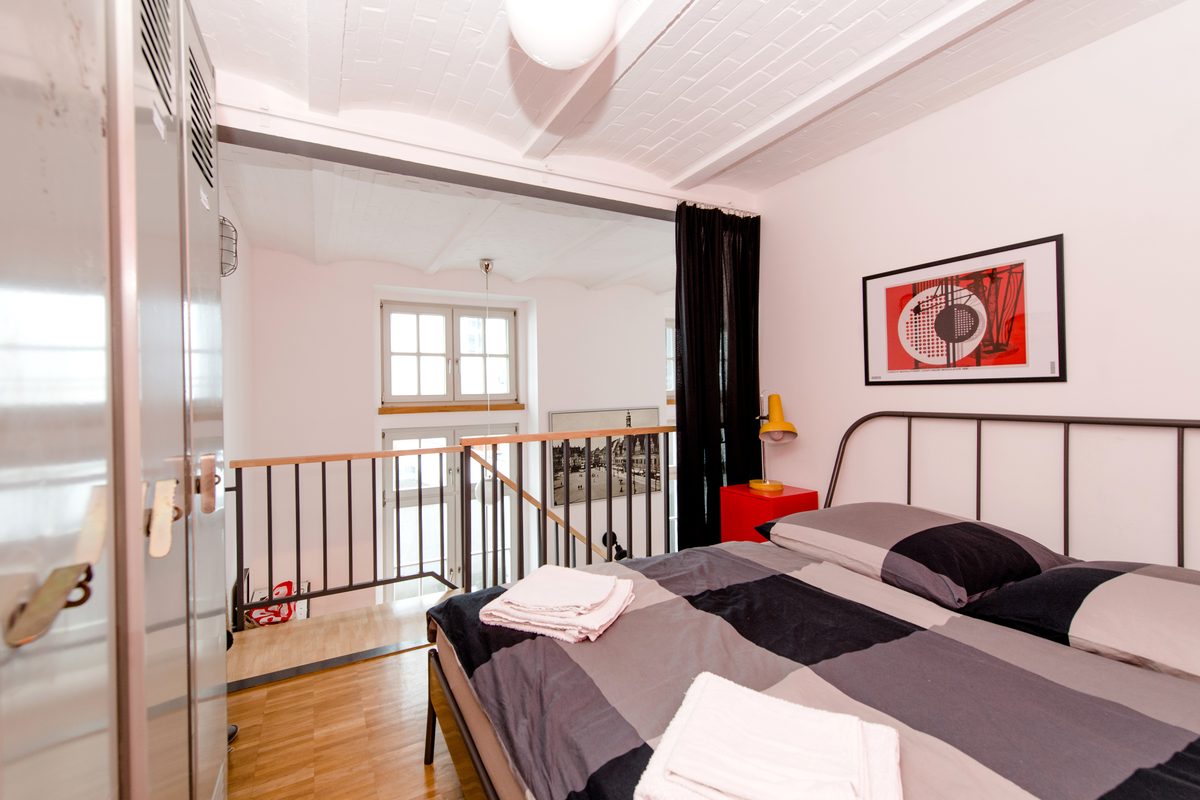 Blick von der Empore auf das Schlafzimmer