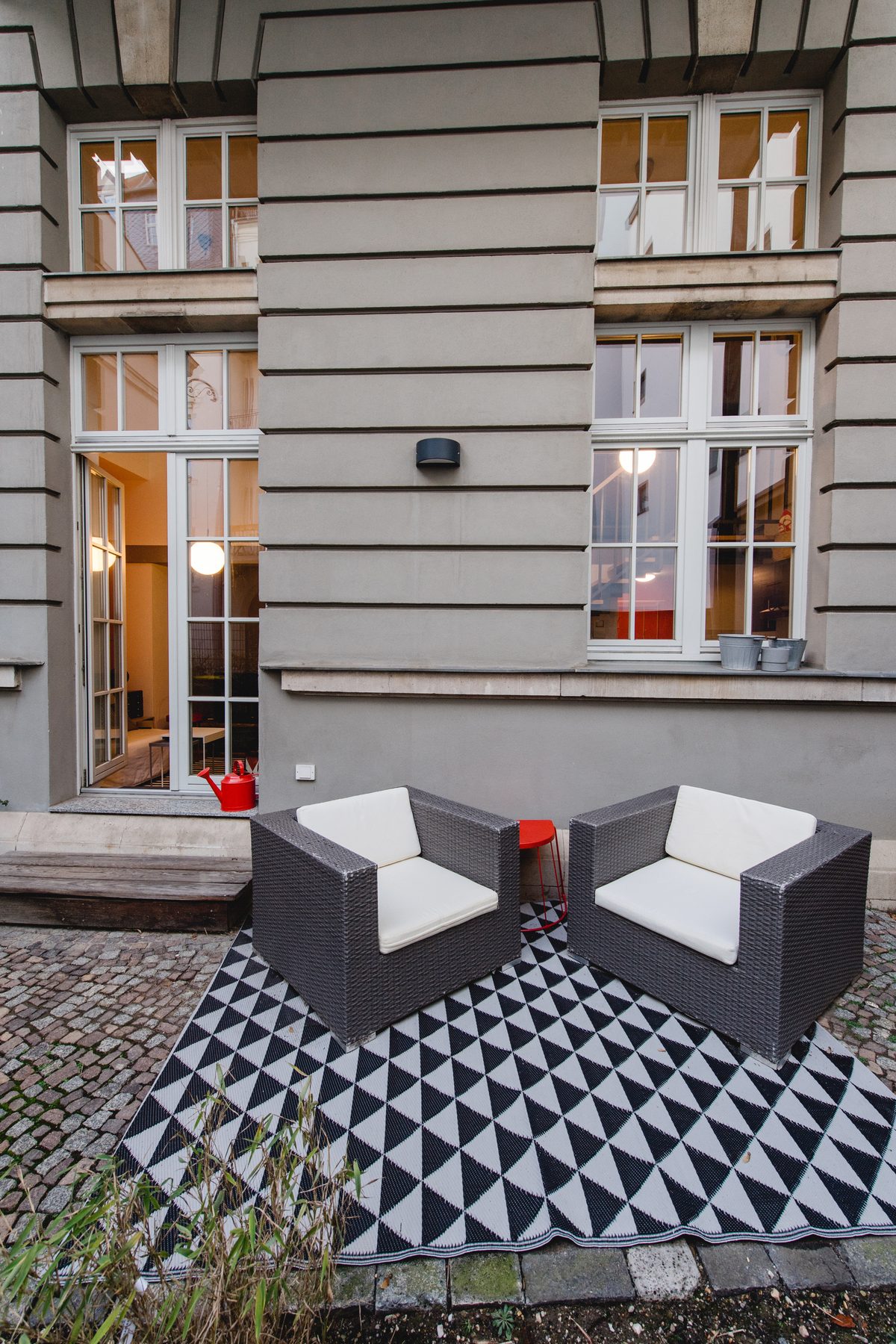 Ruhiger Innenhof mit Sitzgelegenheit