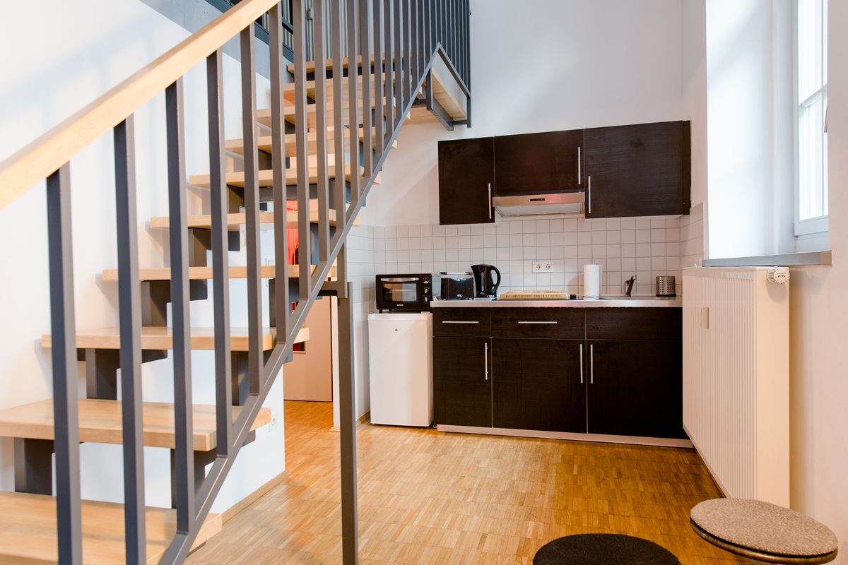 Kompaktküche unter der Treppe