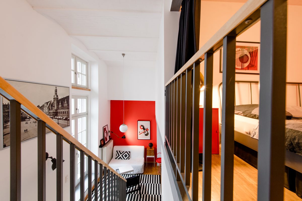 Loft-Treppe mit Blick auf die Empore